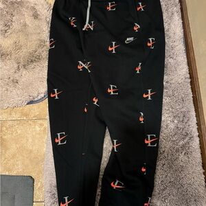 Men’s Nike sweats. Size extra large. Brand new.